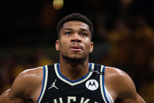 Bất khả chiến bại! Antetokounm